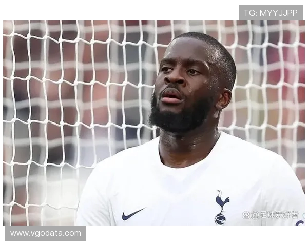 迪马:恩昆库脚趾肿胀缺席对阵佛罗伦萨 奇克或客串二前锋 迪马:恩昆库脚趾肿胀缺席对阵佛罗伦萨 奇克或客串二前锋