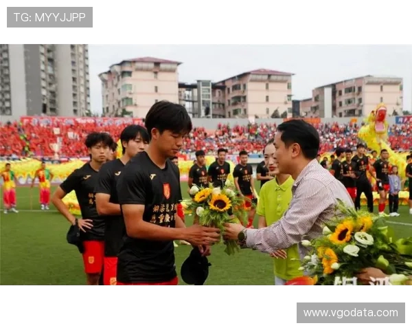 成都蓉城送上祝贺铜梁龙冲超成功期待明年中超赛场再相见 成都蓉城送上祝贺铜梁龙冲超成功期待明年中超赛场再相见